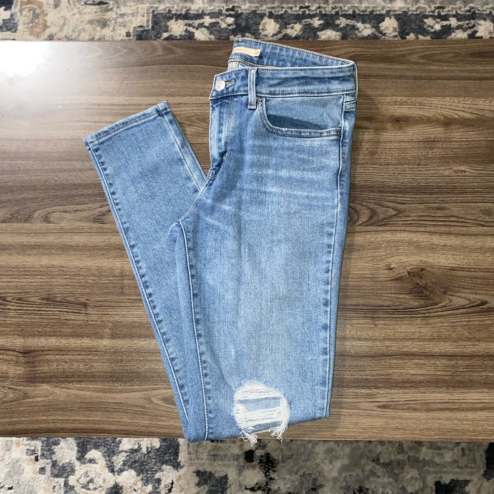 711 light color levi skinny jeans